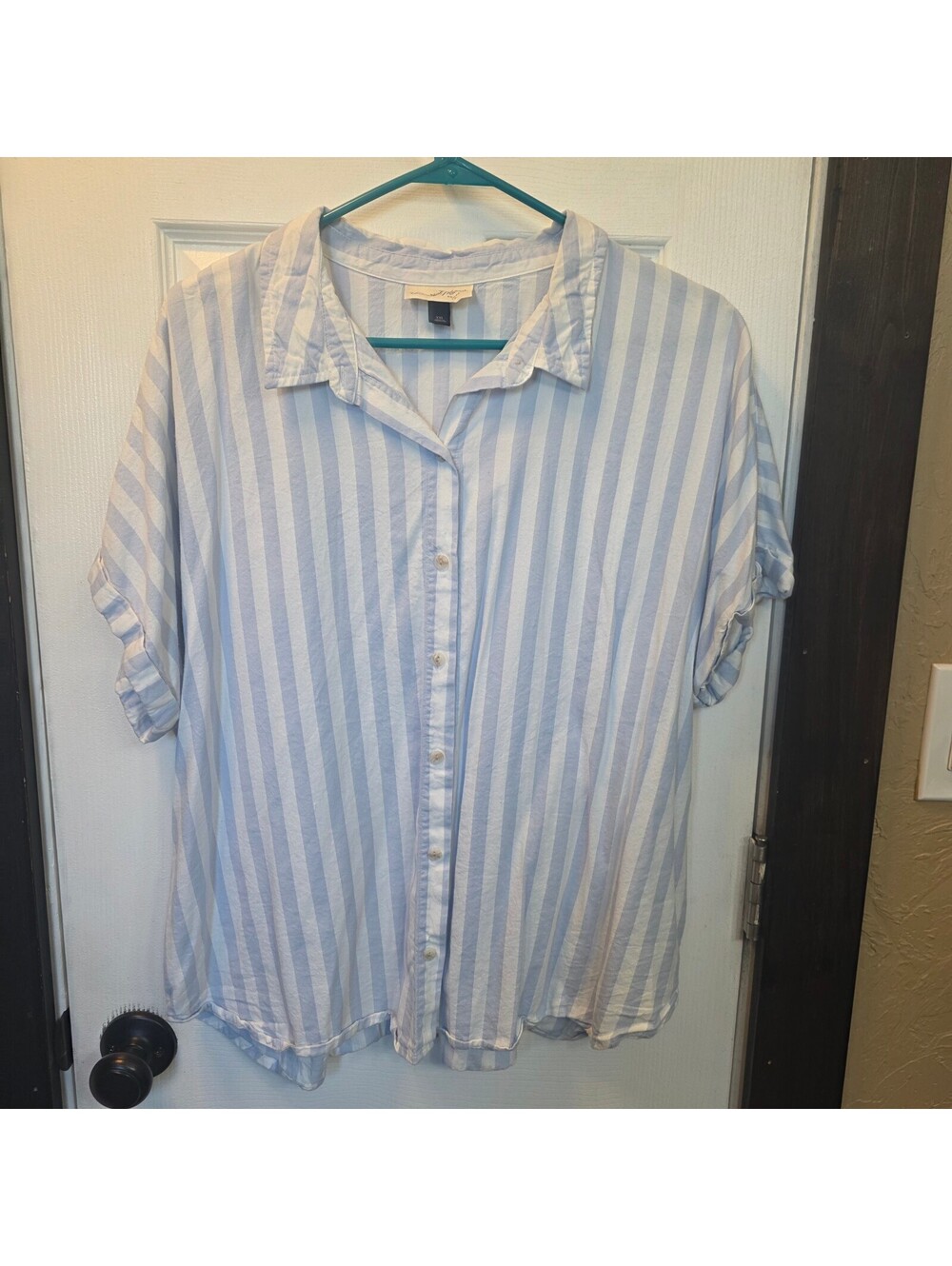 Universal Thread Women's Blue and White Striped Button-Up Shirt- XXL